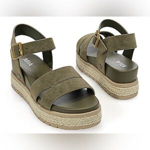 MIA "Evana” Opel Wedges size 9. Faux suede